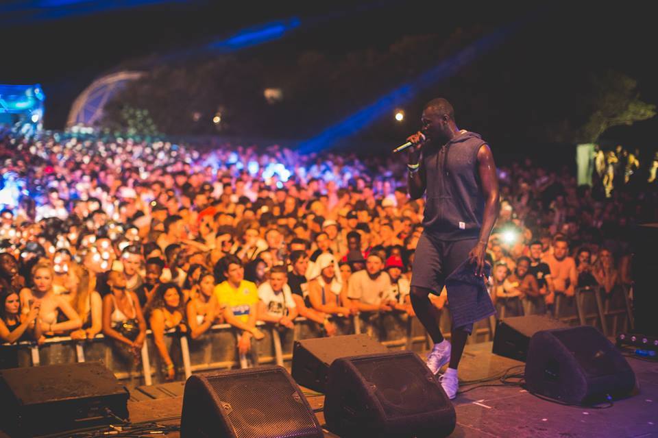 CANTANTES Y PUBLICO EN UNO DE LOS SHOWS DEL FESTIVAL