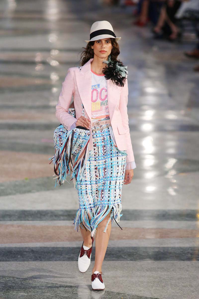 A model presents a creation by German designer Karl Lagerfeld as part of his latest inter-seasonal Cruise collection for fashion house Chanel at the Paseo del Prado street in Havana, Cuba, May 3, 2016. REUTERS/Alexandre Meneghini CODE: X03465 Desfile Cruise collection de Chanel en La Habana 50/cordon press