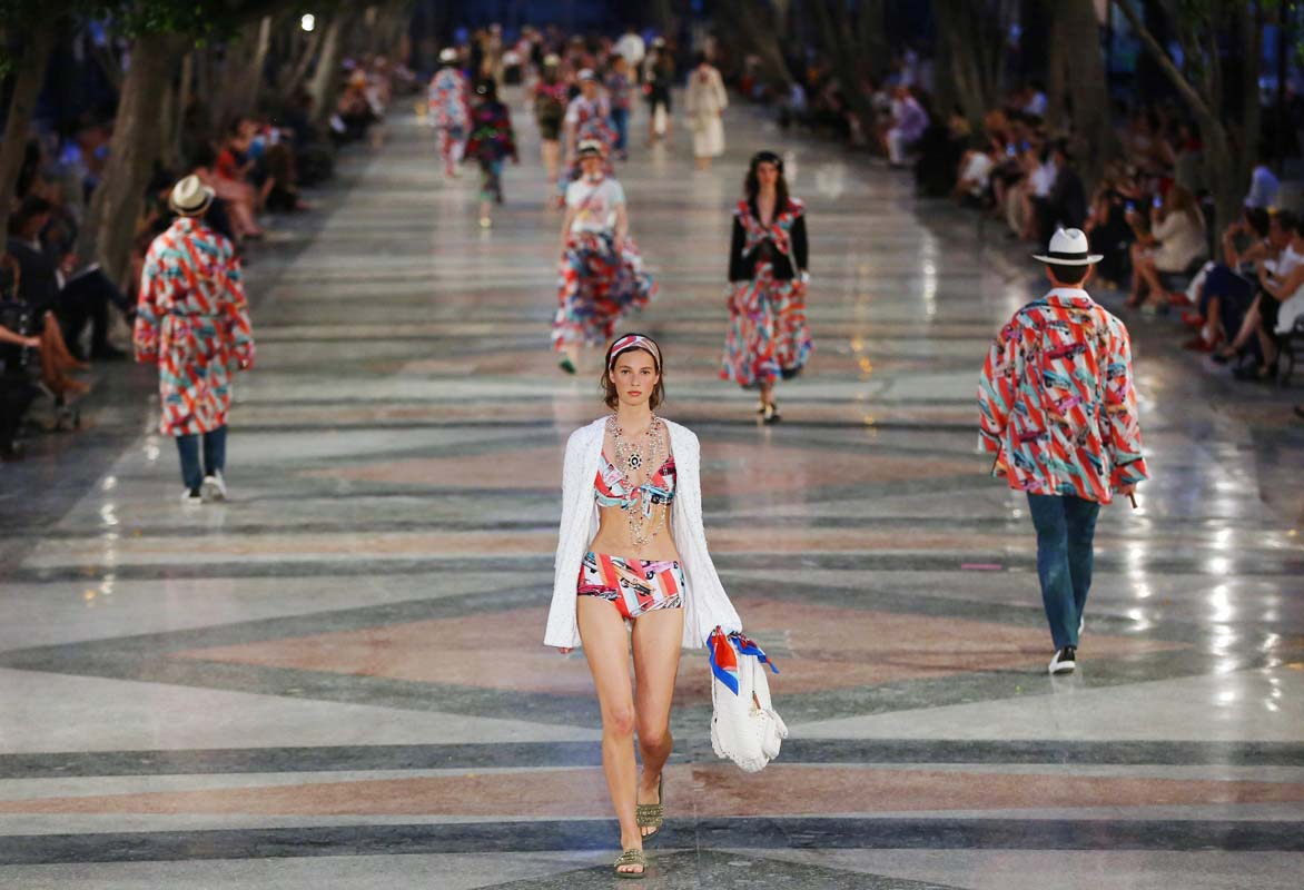 Models present creations by German designer Karl Lagerfeld as part of his latest inter-seasonal Cruise collection for fashion house Chanel at the Paseo del Prado street in Havana, Cuba, May 3, 2016. REUTERS/Alexandre Meneghini CODE: X03465 Desfile Cruise collection de Chanel en La Habana 50/cordon press
